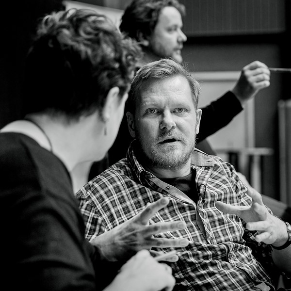Kasper Holten i samtale med assisterende instruktør, Amy Lane.